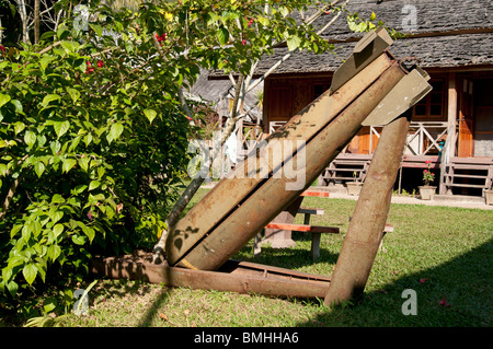 American cluster bomb casi lasciati da American guerra del Vietnam impilati in un villaggio nel nord del Laos Foto Stock