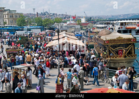 Istanbul Ristorante Terrazza barche Golden Horn ponte Galata waterfront torre a caldo di vendita pesce sgombro balik ekmek Eminonu Foto Stock