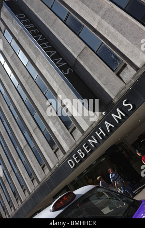 Elevata resistenza agli urti e aspetto dinamico per l'ingresso principale al negozio Debenhams in Oxford Street a Londra. Foto Stock