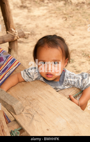 Una giovane ragazza del bambino in un villaggio nel nord del Laos Foto Stock