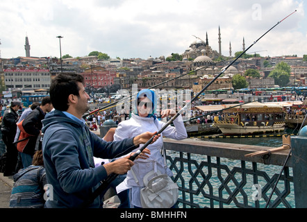 Istanbul Ristorante Terrazza barche Golden Horn ponte Galata waterfront torre a caldo di vendita pesce sgombro balik ekmek Eminonu Foto Stock
