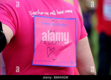 I messaggi sulle spalle di donne che prendono parte alla ricerca sul cancro gara per evento di vita a Crawley Foto Stock