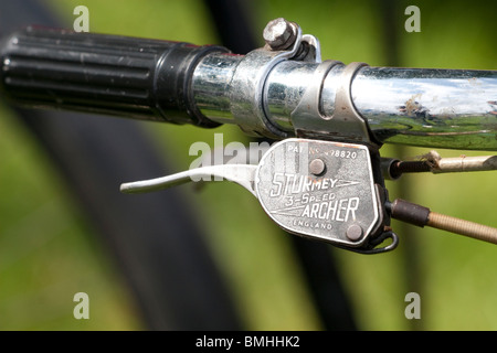 Un Sturmey Archer leva freno di stazionamento o la leva del cambio su un vecchio Raleigh bike Foto Stock