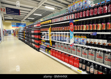 Bottiglie di diversi tipi di coke e di bibite analcoliche in vendita nei supermercati Tesco Foto Stock