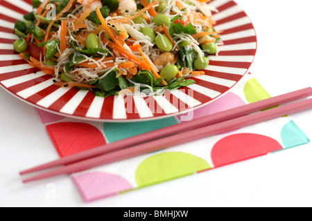 Fresco e salutare Gamberoni con un riso insalata a base di noodle isolata contro uno sfondo bianco con nessun popolo e un tracciato di ritaglio Foto Stock