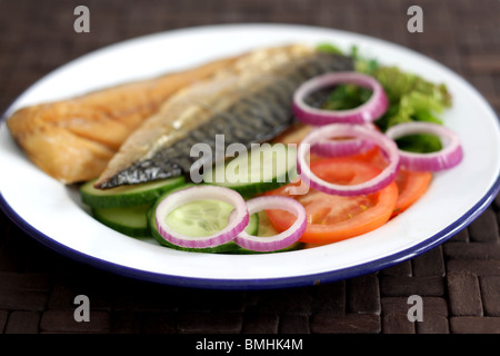 Preparate di fresco sgombro con insalata di pomodori a fette di cetriolo cipolla rossa e nessun popolo Foto Stock