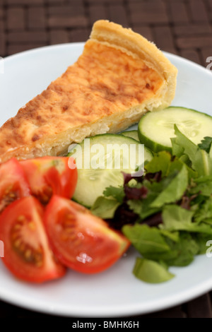 Appena sfornato sformatino vegetariano servito con una fresca insalata croccante su una piastra con n. di persone Foto Stock