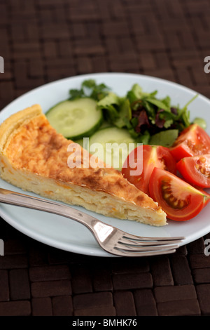 Appena sfornato sformatino vegetariano servito con una fresca insalata croccante su una piastra con n. di persone Foto Stock