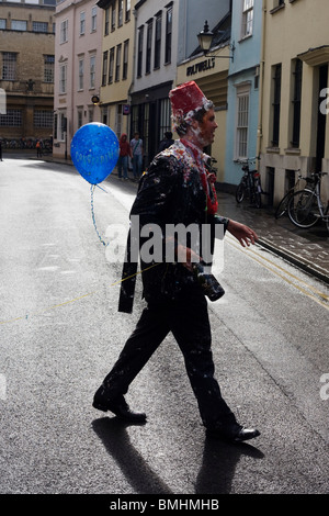 Coperto di acqua e farina, uno studente celebra la fine delle finali (esami) all'Università di Oxford Foto Stock