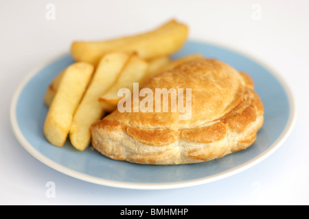 Pane appena sfornato Cornish Pasty con chip isolati contro uno sfondo bianco con nessun popolo e un tracciato di ritaglio Foto Stock