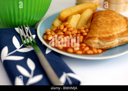 Sfornato fresco Crusty Cornish Pasty con patatine e fagioli in salsa di pomodoro con n. di persone Foto Stock