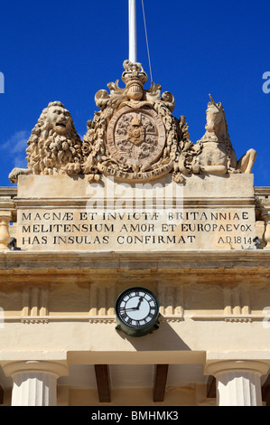 Gli edifici del governo con decorazioni complesse nella forma di un leone e unicorn con scudo, nei pressi di Piazza della Repubblica, La Valletta Foto Stock