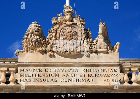 Gli edifici del governo con decorazioni complesse nella forma di un leone e unicorn con scudo, nei pressi di Piazza della Repubblica, La Valletta Foto Stock