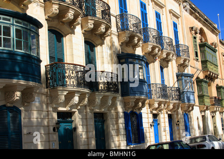 Un colpo di architettura di stile tradizionale casa ma con una miscela di entrambi aperti e chiusi i balconi, Valletta, Malta Foto Stock