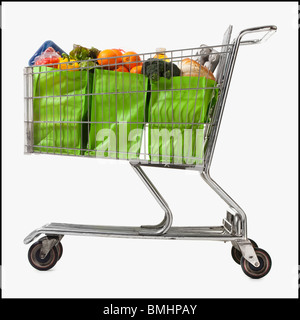 Carrello del negozio pieno di borse di generi alimentari Foto Stock