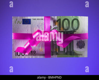 100 euro bill legata con un fiocco rosa Foto Stock