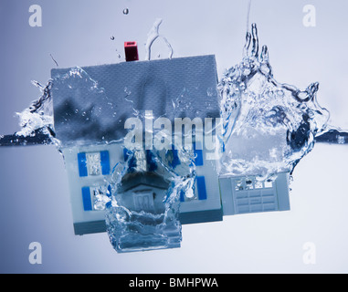 Casa modello che affonda in acqua Foto Stock
