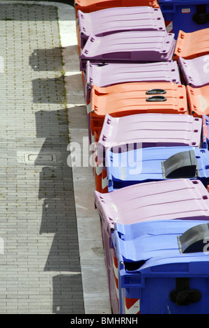 Molti contenitori di riciclaggio su industrial estate Foto Stock