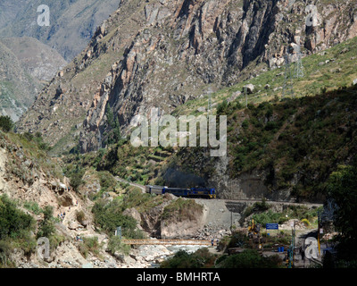 Un treno PeruRail approcci stazione Piscacucho vicino a Machu Picchu in Perù Foto Stock