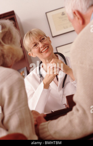 Coppia di anziani a parlare al medico Foto Stock