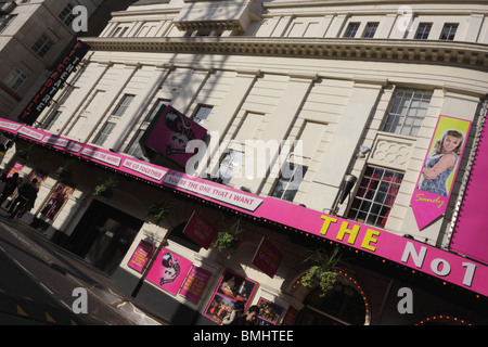 Aspetto occidentale del mondo famosi e popolari Piccadilly Theatre in Glasshouse Street, attualmente mostra grasso. Foto Stock