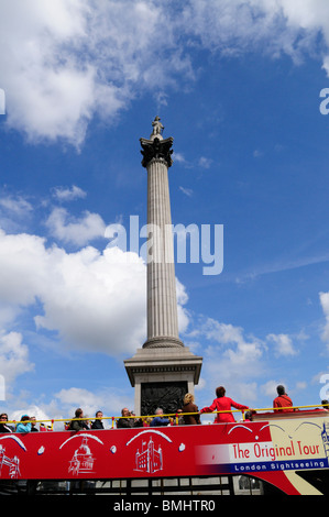 Autobus turistico a Nelson la colonna, London, England, Regno Unito Foto Stock