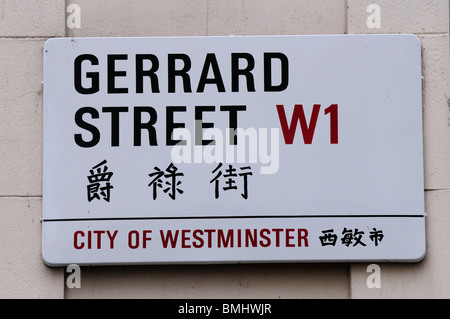 Bilingual Gerrard Street W1 sign in Chinatown, London, England, Regno Unito Foto Stock