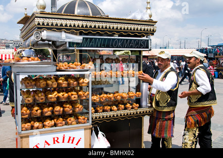 Istanbul Ristorante Terrazza barche Golden Horn ponte Galata waterfront torre a caldo di vendita pesce sgombro balik ekmek Eminonu Foto Stock
