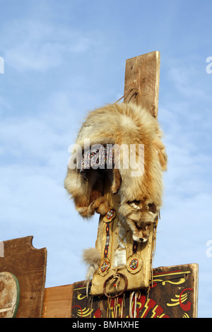 North American red indian manichino in costume tradizionale Foto Stock