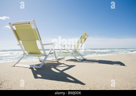 Sedie da spiaggia in riva all'oceano Foto Stock