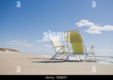 Sedie da spiaggia in riva all'oceano Foto Stock