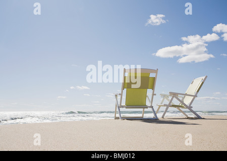 Sedie da spiaggia in riva all'oceano Foto Stock