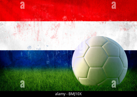 Grunge Netherland bandiera sulla parete e pallone da calcio Foto Stock