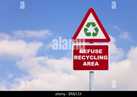 Cartello con il testo di dire rifiutare Area di riciclaggio e di un generico verde simbolo di riciclaggio contro un blu cielo nuvoloso. Foto Stock