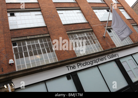 La facciata anteriore del fotografo Gallery di Ramillies Street,appena fuori la grande Marlbor ough .Street a Londra nel trafficato West End. Foto Stock