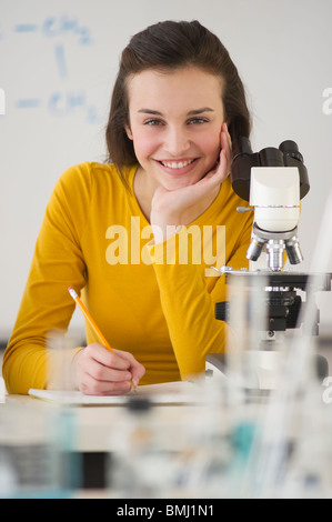 Studente in scienza lab Foto Stock