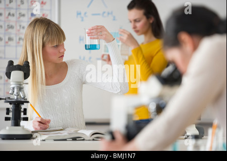 Gli studenti in laboratorio di scienze Foto Stock