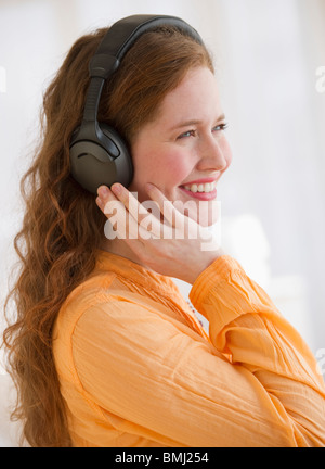 Donna che indossa le cuffie Foto Stock
