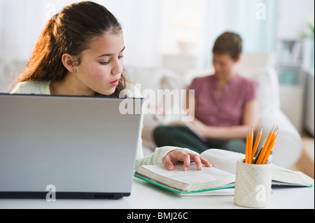 Ragazza giovane facendo i compiti di scuola Foto Stock