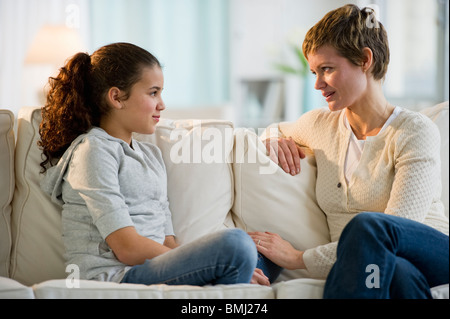 Madre e figlia avente una conversazione seria Foto Stock