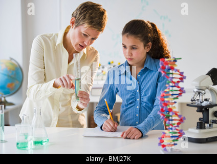 Docente aiutare lo studente nel laboratorio di scienze Foto Stock