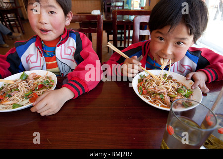 I bambini cinesi di mangiare con bacchette, Cina c.1890 Foto stock