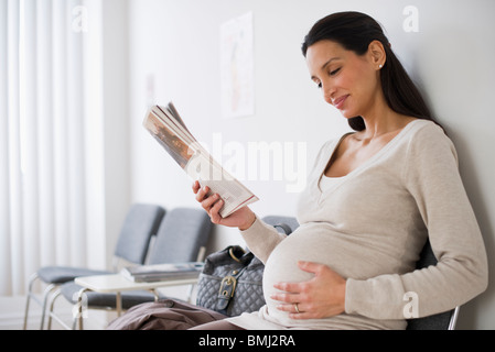 Donna incinta in sala d'attesa Foto Stock