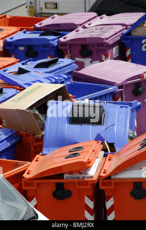 Molti contenitori di riciclaggio su industrial estate Foto Stock