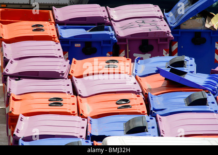 Molti contenitori di riciclaggio su industrial estate Foto Stock