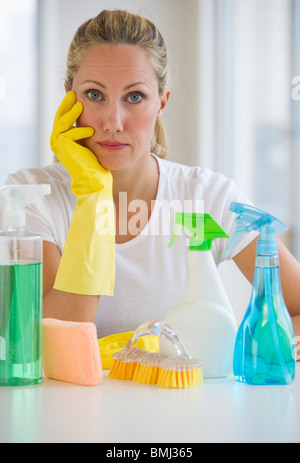 Donna e di materiali per la pulizia Foto Stock
