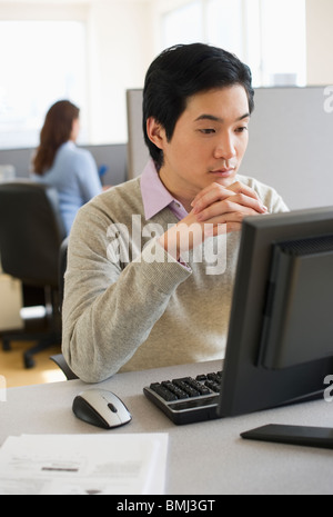 Uomo che lavora nell'armadio elettrico Foto Stock