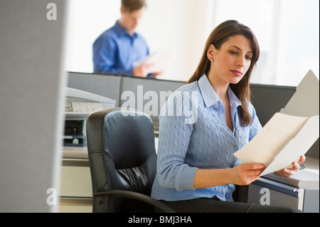 Donna che lavorano nell'armadio elettrico Foto Stock