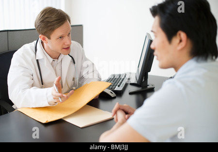 Medico di parlare al paziente Foto Stock