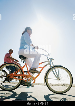 Giovane equitazione biciclette Foto Stock